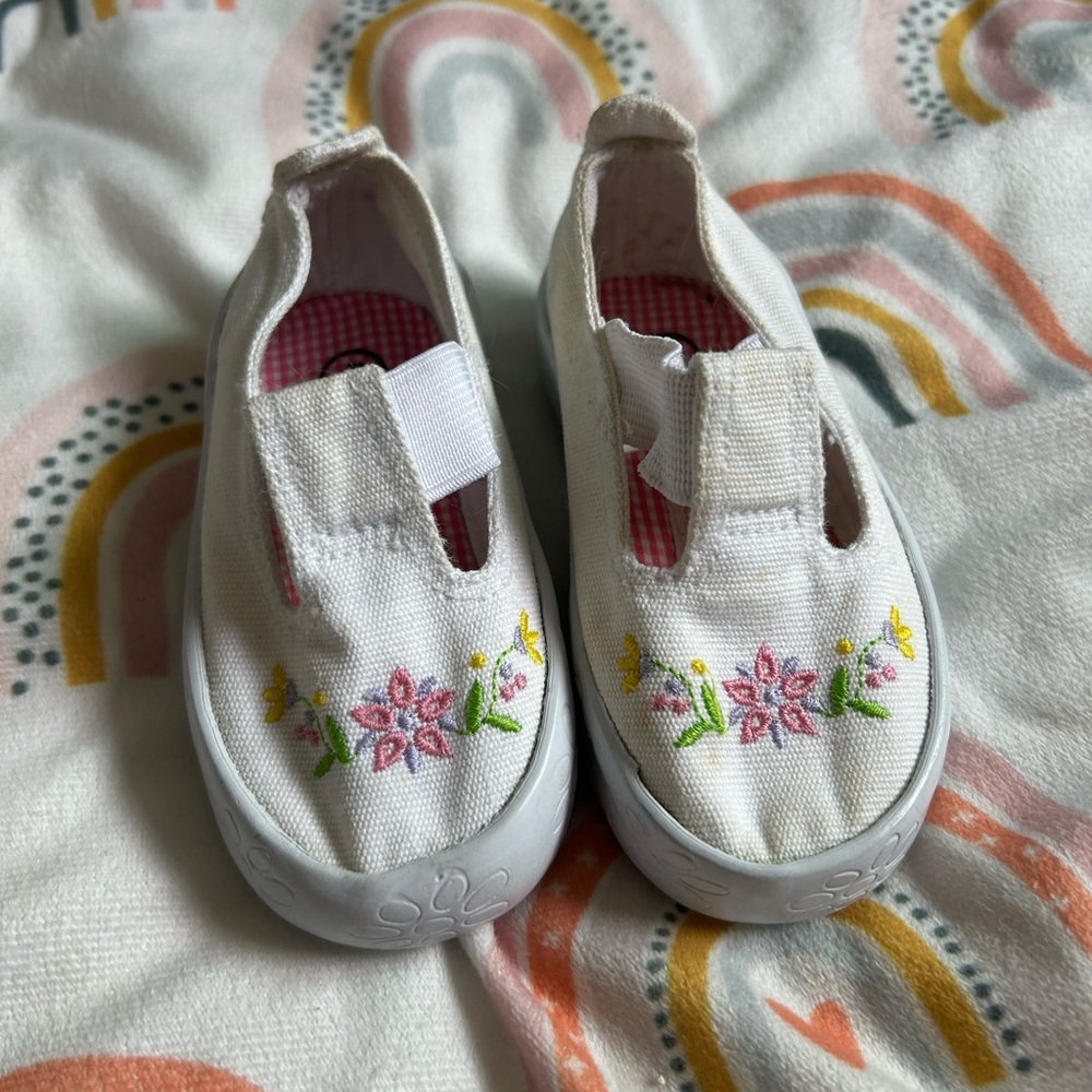 Floral Embroidered Kids Shoes - White